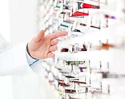 optician pointing at glasses