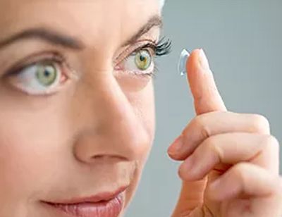 woman putting contacts in
