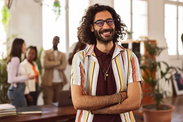 man wearng brown glasses